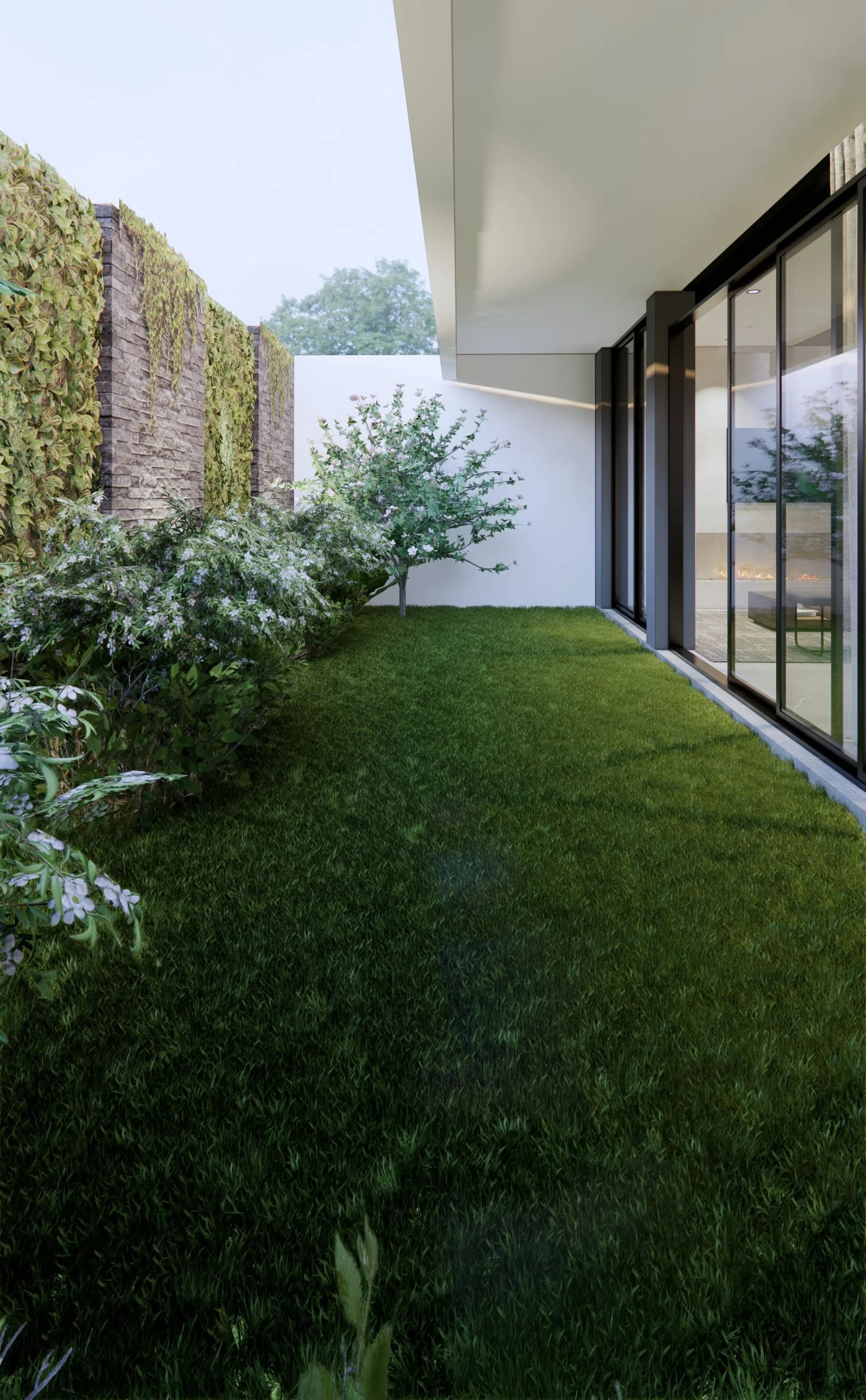 Patio lateral de Casa Grillos con muro de vegetación y pasillo acristalado